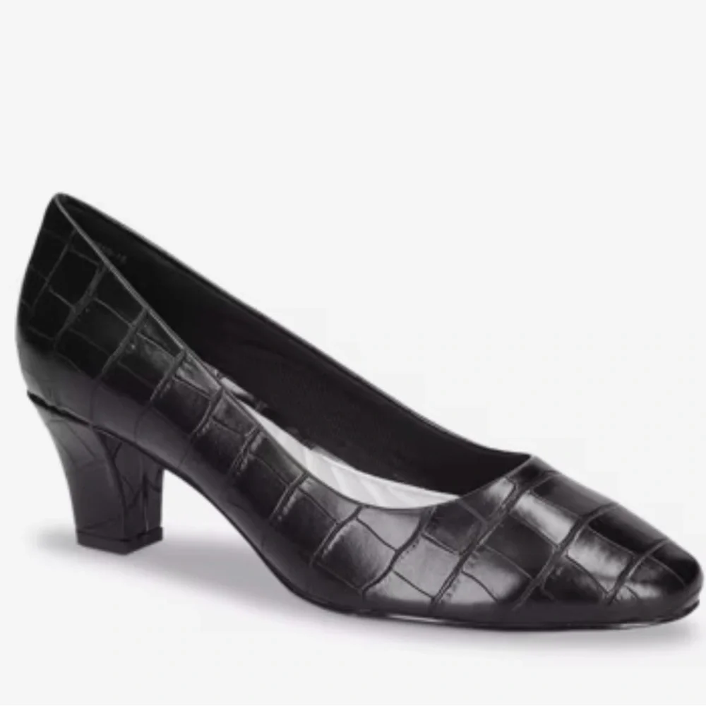 Easy Street Black Croc-Patterned Heels Sz 8 W